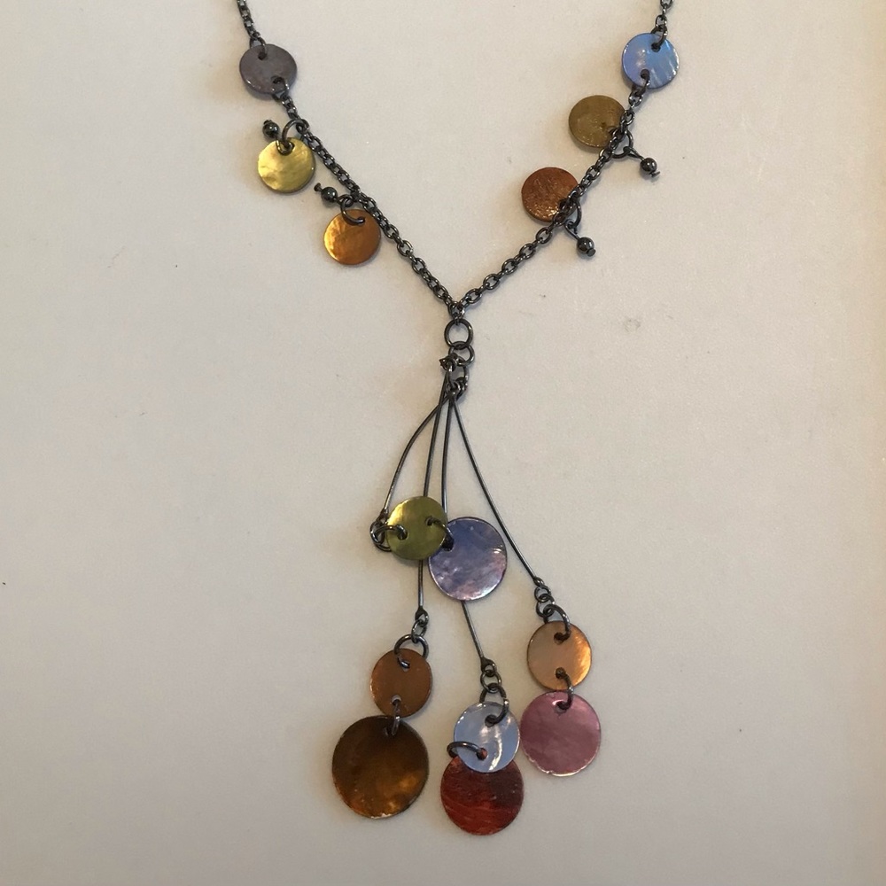 Multicolored shell and gunmetal t-shirt necklace